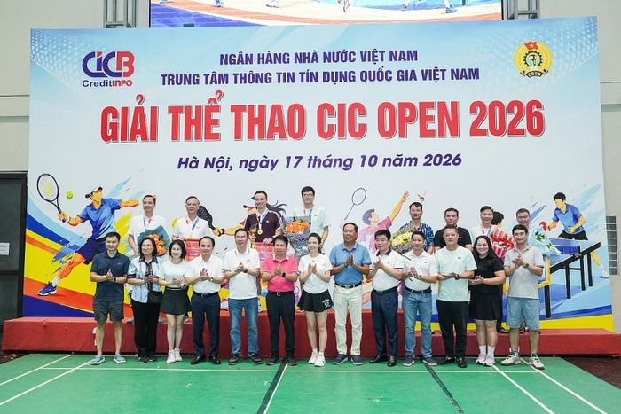 Ban tổ chức trao Giải Pickleball đôi nam lãnh đạo