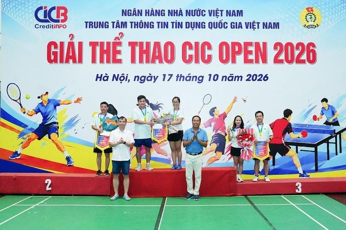 Trao Giải đôi nam nữ môn bóng bàn