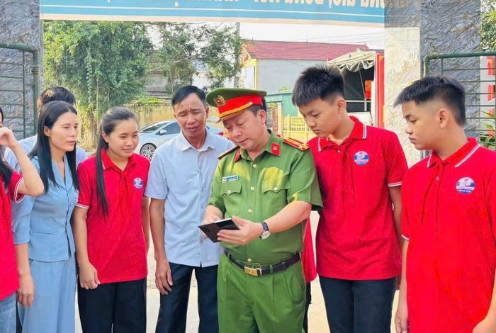 Công an phường Đông Sơn, tỉnh Thanh Hoá hỗ trợ người dân sử dụng các tiện ích số trên VNeID.