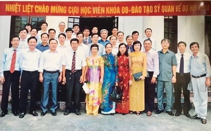  Học viên Lớp B2 D8 tại dịp gặp mặt 35 năm ngày tựu trường (1976-2011). 