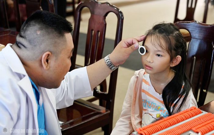 Học sinh được đo thị lực mắt.