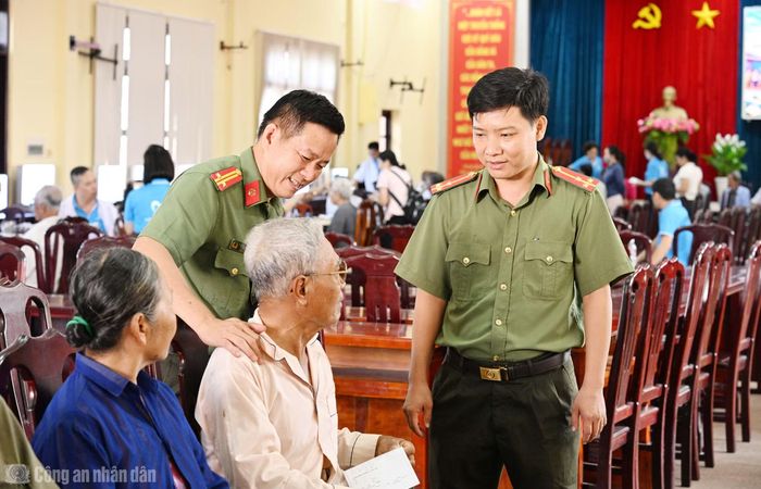 Cán bộ chiến sĩ Phòng an ninh mạng thăm hỏi người dân đến khám mắt.