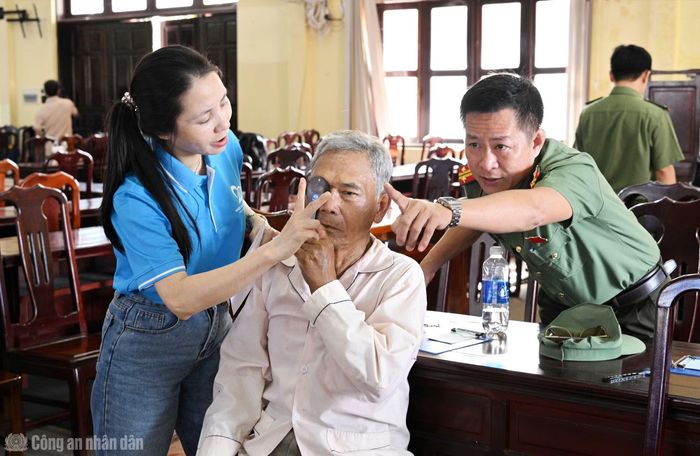 Người dân được kiểm tra soi bóng đồng tử trước khi làm các bước tiếp theo.