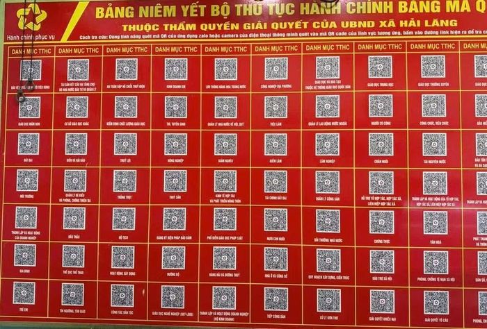 Xã Hải Lăng tỉnh Quảng Trị niêm yết công khai bộ thủ tục hành chính bằng mã QR ở Trung tâm phục vụ hành chính công của xã tạo thuận lợi cho người dân khi đến làm thủ tục.
