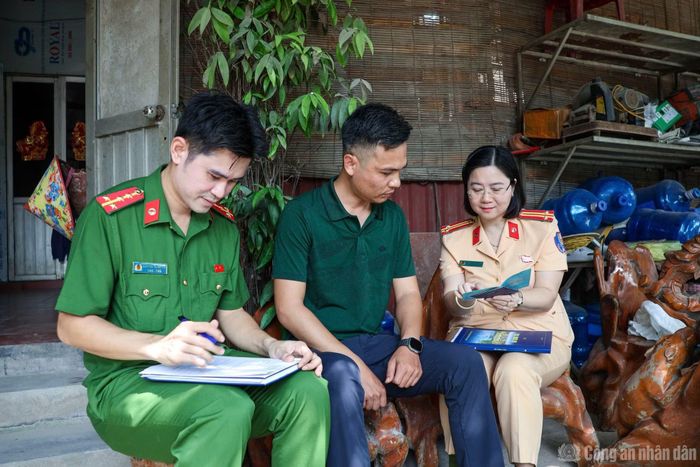 Lực lượng chức năng Hà Nội đến từng địa bàn để rà soát phương tiện.
