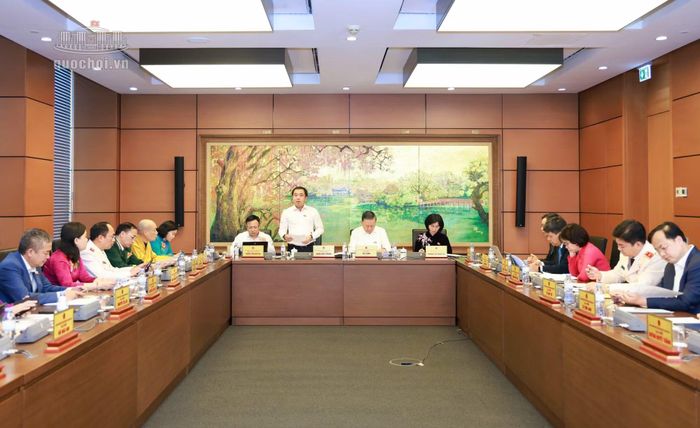 Các đại biểu Quốc hội làm việc tại tổ.