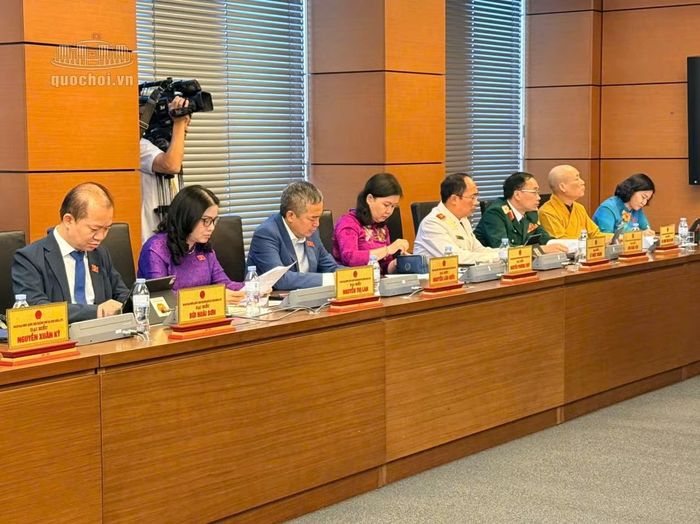 Các đại biểu thảo luận tại tổ.