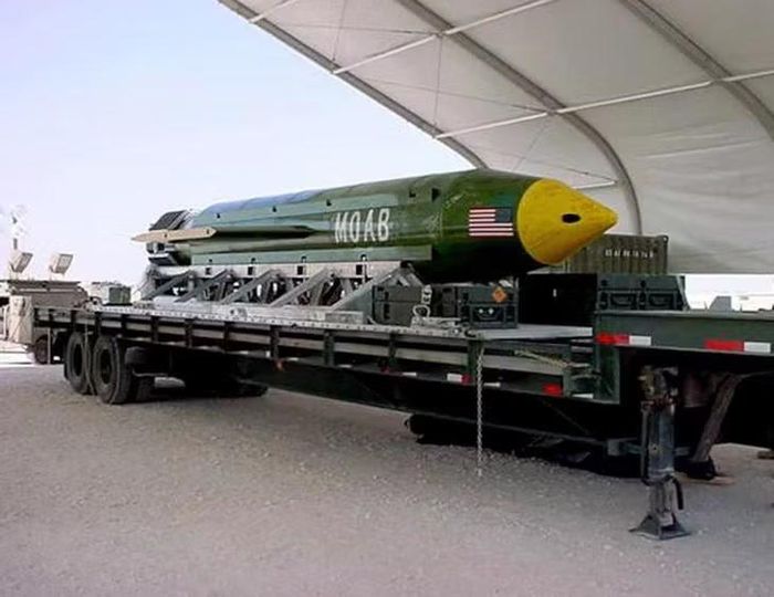  Hình ảnh về bom MOAB do không quân Mỹ cung cấp. Ảnh: Reuters 