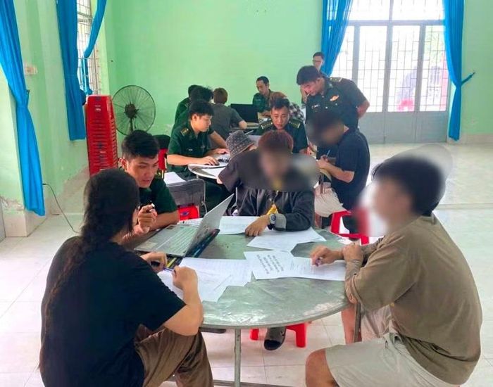 Công an TP Hồ Chí Minh phối hợp cùng các đơn vị tiếp nhận nhiều công dân trao trả từ Campuchia vì sập bẫy "việc nhẹ, lương cao" (cuối tháng 5/2026).