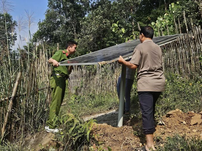 Công an xã Nguyên Bình hỗ trợ lắp đặt điện năng lượng mặt trời cho 10 hộ dân.