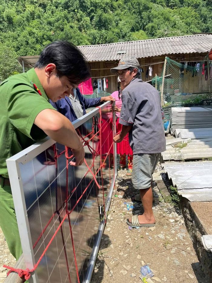 Công an xã Quảng Lâm phối hợp với các đơn vị liên quan vận chuyển pin năng lượng mặt trời, thiết bị và lắp đặt cho các hộ dân.