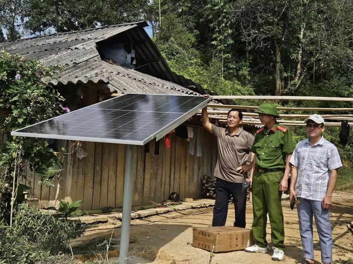 Công an xã Nguyên Bình vận chuyển vận chuyển vật tư, hỗ trợ lắp đặt hệ thống điện năng lượng mặt trời cho các hộ dân chưa có điện sinh hoạt.