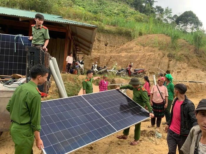 Những bộ pin được đưa đến các gia đình góp phần giúp người dân có thêm điều kiện sử dụng điện phục vụ sinh hoạt, học tập và từng bước cải thiện đời sống.