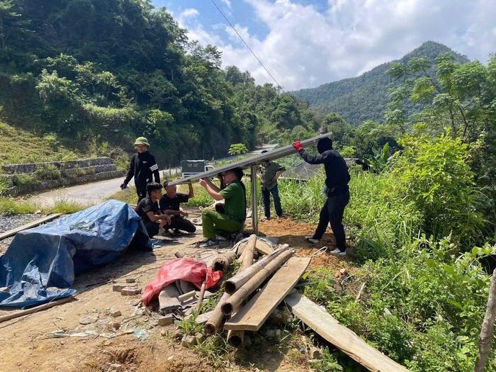 Công an xã Phan Thanh hỗ trợ lắp đặt điện mặt trời cho 44 hộ dân vùng khó khăn.