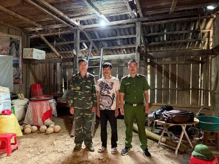  Hộ gia đình ông Lý Kiềm Páo, xóm Thái Học, xã Nguyên Bình đã có đèn điện thắp sáng t ﻿ừ năng lượng mặt trời. 