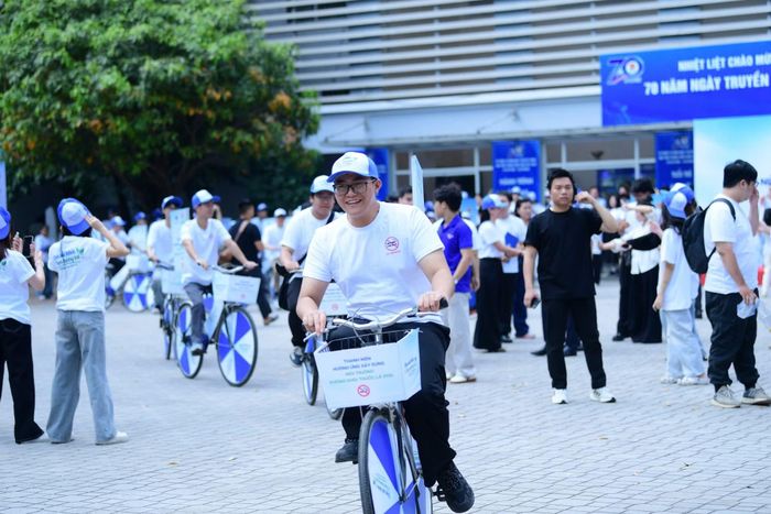  Đoàn viên, thanh niên đạp xe hưởng ứng chương trình "Thanh niên nói không với thuốc lá - Chọn sức khỏe, chọn tương lai". 