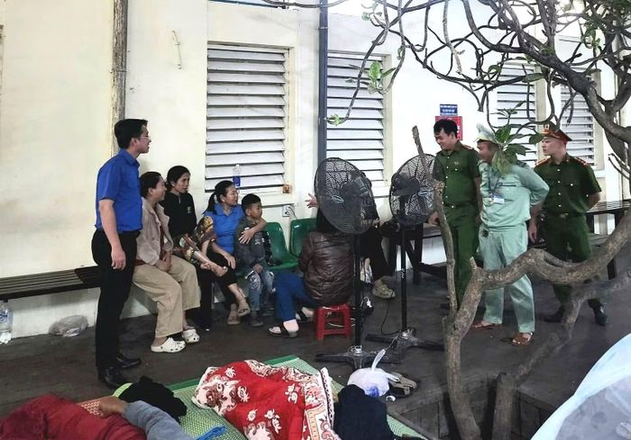 Lực lượng Công an và bảo vệ Bệnh viện Trung ương Huế nhắc nhở người nhà bệnh nhân chủ động bảo vệ tài sản cá nhân.
