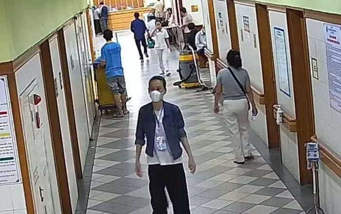 Bảo vệ Bệnh viện Trung ương Huế trích xuất camera an ninh để truy vết, bắt giữ kẻ trộm tài sản.