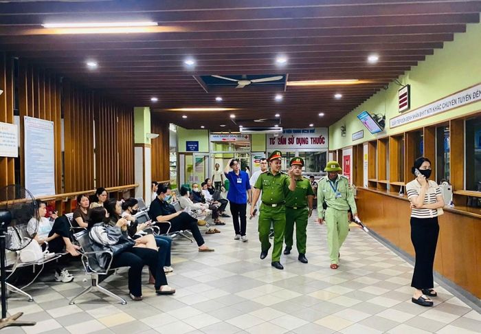 Tổ tuần tra thanh niên tăng cường tuần tra tại các khu vực Bệnh viện Trung ương Huế.