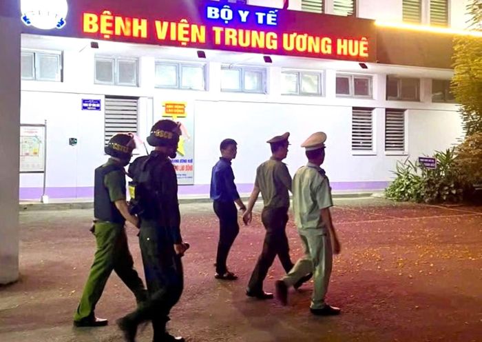 Lực lượng các đơn vị tuần tra bảo đảm ANTT trong khuôn viên Bệnh viện Trung ương Huế.