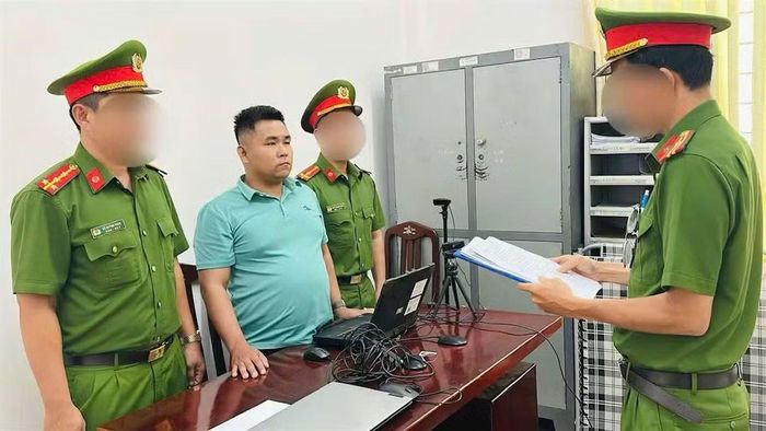 Cơ quan điều tra tống đạt quyết định tố tụng đối với bị can.