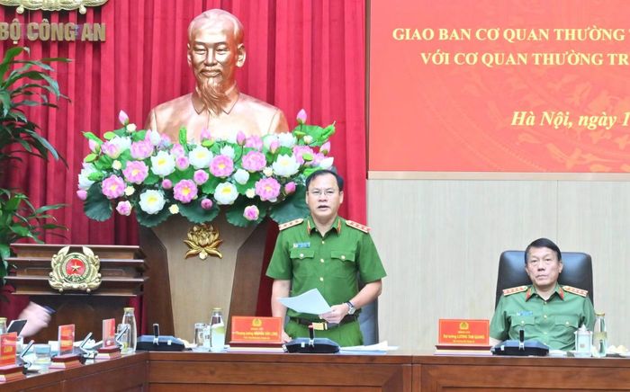 Thứ trưởng Nguyễn Văn Long điều hành thảo luận tại hội nghị.