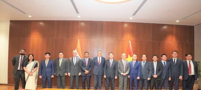  Thứ trưởng Phạm Thế Tùng và ông Pavan Kapoor cùng các đại biểu. 