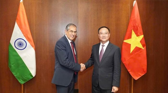 Thứ trưởng Phạm Thế Tùng và ông Pavan Kapoor.