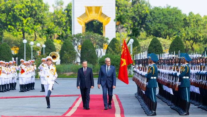 Tổng Bí thư, Chủ tịch nước Tô Lâm và Tổng thống Thuỵ Sĩ Guy Parmelin duyệt Đội Danh dự Quân đội nhân dân Việt Nam.
