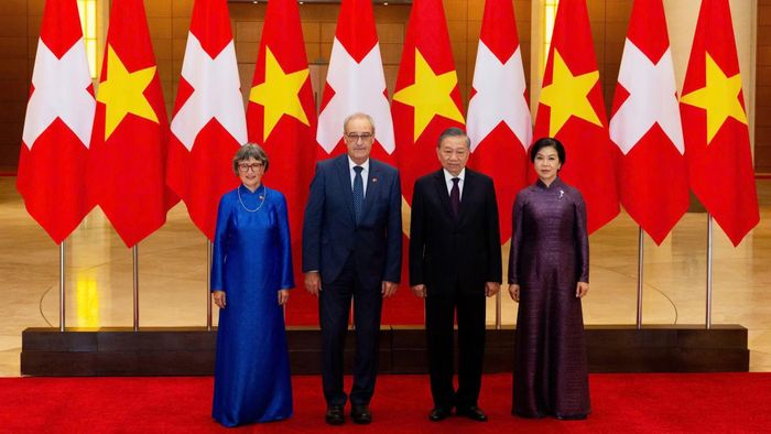 Tổng Bí thư, Chủ tịch nước Tô Lâm và phu nhân chụp ảnh lưu niệm cùng Tổng thống Thuỵ Sĩ Guy Parmelin và phu nhân.