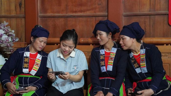 Ban Công tác Mặt trận thôn Khe Thỉ 2 hướng dẫn người dân thực hiện các tiện ích số.