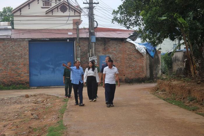 Ông Dương Quốc Oai (ngoài cùng, bên phải) phối hợp cùng các đoàn thể giải quyết các vụ mâu thuẫn trong nội bộ nhân dân.