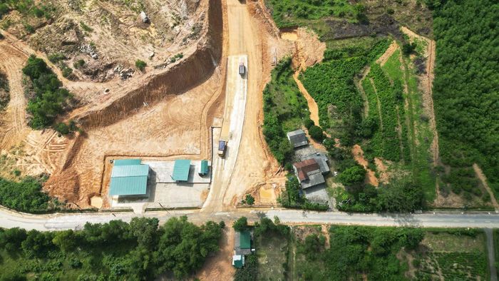 Mới hoạt động chưa được 1 tháng, mỏ đất Khe Buông đã có nhiều dấu hiệu sai phạm.