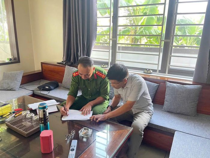 Công an phường Cửa Lò đến tận nhà dân tuyên truyền và hướng dẫn nhân dân ký cam kết chấp hành nghiêm pháp luật.