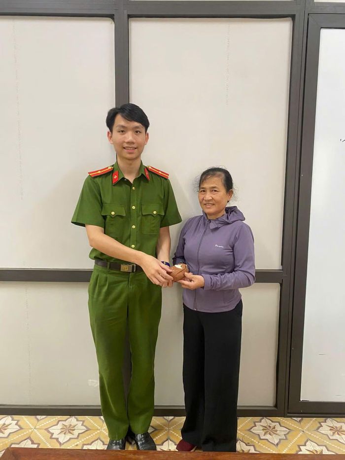 Công an phường Cửa Lò trả lại tài sản bị mất cho nhân dân.
