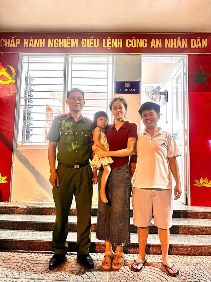 Công an phường Cửa Lò tìm kiếm cháu bé đi lạc và bàn giao an toàn cho gia đình.