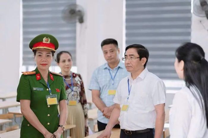 Lãnh đạo UBND phường và Công an phường kiểm tra công tác đảm bảo ANTT trên địa bàn.