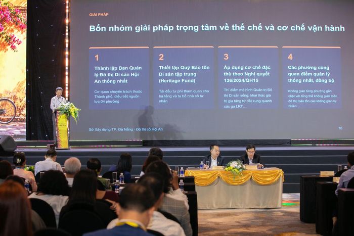 Các đại biểu tham luận, tìm giải pháp bứt phá cho du lịch đô thị cổ Hội An trong kỷ nguyên mới.