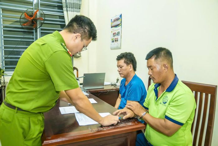  Nguyễn Hữu Long và Hồ Văn Hòa tại cơ quan điều tra. 