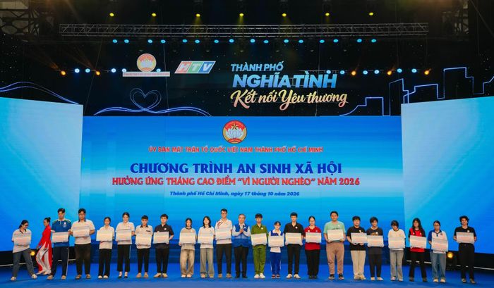 Ông Nguyễn Phước Lộc trao học bổng Nguyễn Hữu Thọ cho học sinh, sinh viên có hoàn cảnh khó khăn.