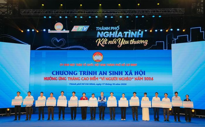 Chủ tịch Ủy ban MTTQ Việt Nam TP Hồ Chí Minh Nguyễn Phước Lộc trao bảng tượng trưng học bổng cho học sinh có hoàn cảnh khó khăn, đến đại diện các xã, phường.