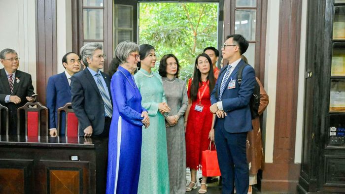 Trường Đại học Dược Hà Nội gắn liền với tên tuổi bác sĩ Alexandre Yersin. Ông là Hiệu trưởng đầu tiên của Trường Y khoa Đông Dương, tiền thân của Trường Đại học Dược Hà Nội và Trường Đại học Y Hà Nội ngày nay, đồng thời là nhà khoa học có nhiều đóng góp quan trọng đối với nền y học Việt Nam. Bác sĩ Alexandre Yersin là người Pháp gốc Thụy Sĩ, sinh năm 1863 tại bang Vaud, quê hương của Tổng thống Guy Parmelin.