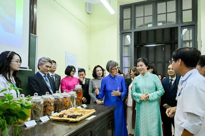 Trong khuôn khổ chuyến thăm, hai Phu nhân đã tham dự hoạt động giới thiệu về y học cổ truyền Việt Nam, tìm hiểu các loại cây thuốc, dược liệu và những phương pháp chăm sóc sức khỏe truyền thống.