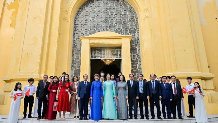 Diễn ra trong năm kỷ niệm 55 năm thiết lập quan hệ ngoại giao Việt Nam – Thụy Sĩ, chuyến thăm Trường Đại học Dược Hà Nội của hai Phu nhân không chỉ góp phần tăng cường giao lưu văn hóa mà còn thắt chặt tình hữu nghị, thúc đẩy sự hiểu biết lẫn nhau giữa hai nước.