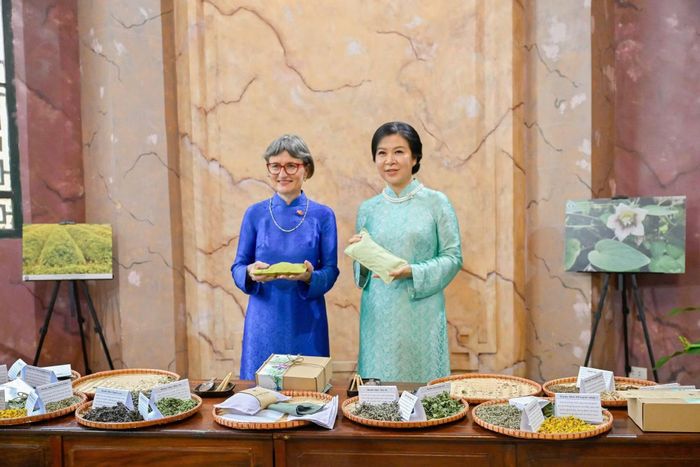 Phu nhân Ngô Phương Ly đã trao tặng Phu nhân Caroline Parmelin chiếc gối thảo dược do chính tay mình làm, thể hiện tình cảm chân thành và sự trân trọng đối với vị khách quý.