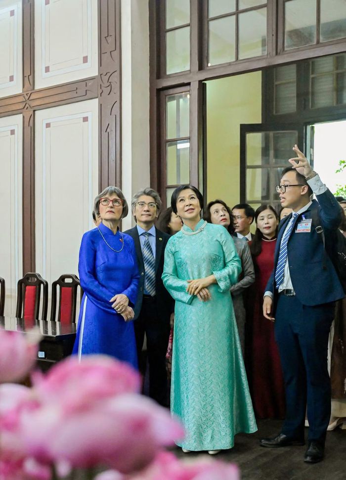 Tại đây, hai Phu nhân đã nghe giới thiệu về lịch sử hơn 120 năm hình thành và phát triển của nhà trường; tham quan các công trình kiến trúc lịch sử, phòng làm việc và phòng hội đồng của các hiệu trưởng đầu tiên; đồng thời tìm hiểu về cuộc đời, sự nghiệp và những đóng góp của bác sĩ Alexandre Yersin đối với Việt Nam và nền y học thế giới.