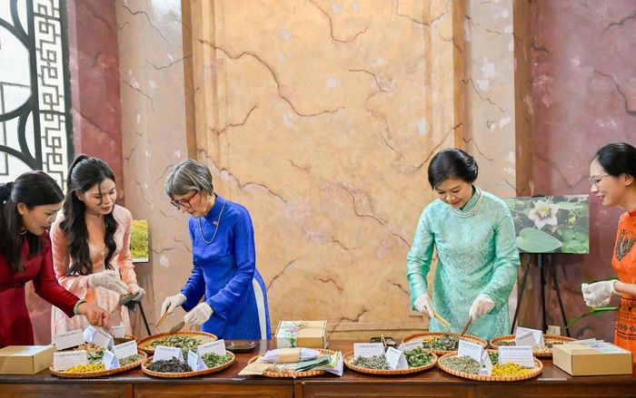 Trong không khí thân tình, hai Phu nhân đã cùng trải nghiệm làm gối chườm từ các loại thảo dược truyền thống như gừng, quế, hồi, khuynh diệp và thảo quyết minh.