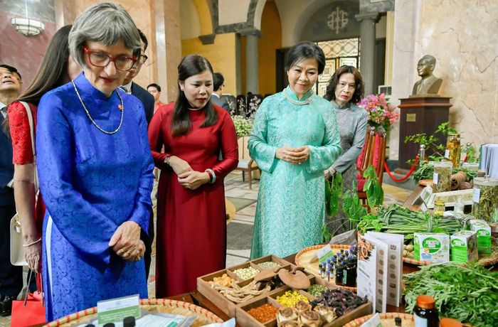 Tại khu trưng bày của Viện Dược liệu, hai Phu nhân đã tìm hiểu quá trình nghiên cứu, bảo tồn và phát triển cây thuốc Việt Nam, từ nguồn giống, nuôi trồng đến chế biến thành các sản phẩm phục vụ chăm sóc sức khỏe. Các nội dung giới thiệu góp phần làm nổi bật truyền thống y học dân tộc, gắn với tư tưởng “Nam dược trị Nam nhân” của Đại danh y Tuệ Tĩnh, cùng những tri thức bản địa được lưu truyền qua nhiều thế hệ.