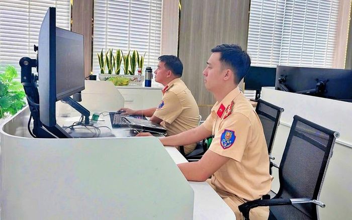 Lực lượng Cảnh sát giao thông (Công an Thành phố Đồng Nai) khai thác dữ liệu trên hệ thống camera giám sát. Ảnh Công an Đồng Nai.