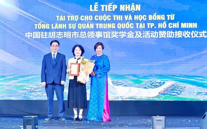 Lãnh đạo Trường Đại học Lạc Hồng tăng hoa và thư cảm ơn cho đại diện Tổng Lãnh sự quán Trung Quốc tại Thành phố Hồ Chí Minh.